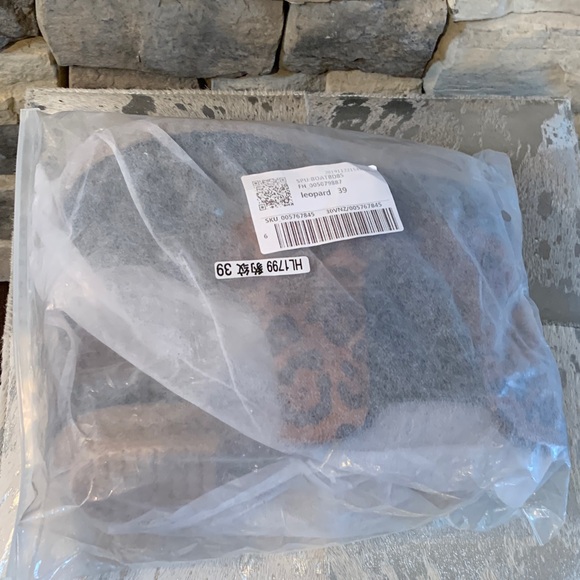 Leopard Print Women's Winter Boots - Picture 7 of 8